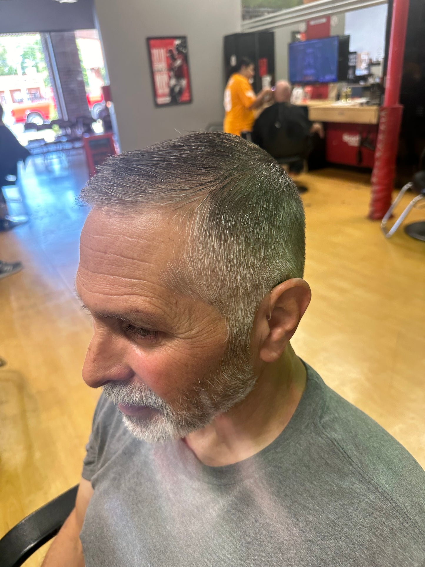 Senior's Haircut (65 & Up)